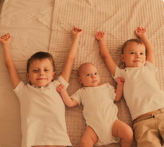 Baby liegt Kind liegt