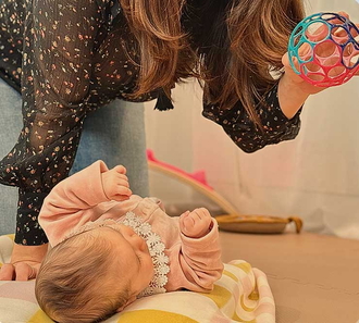 Baby macht eine Rolle