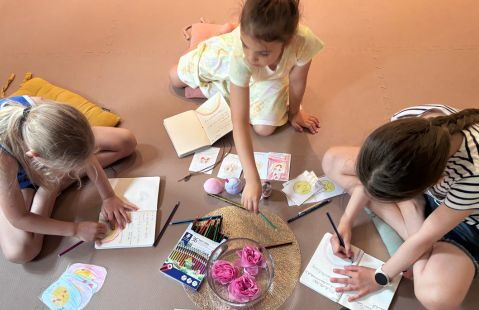 Kinder gestalten ihr Glückstagebuch im Kurs „Stark & ruhig“ der dieKinderei Berlin und stärken spielerisch Selbstvertrauen, Gefühle und Achtsamkeit.