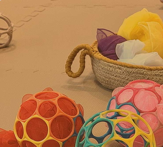 Montessori-Spielzeug für Babys auf dem Boden