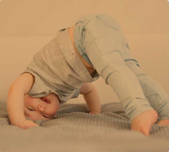 Baby macht eine Rolle