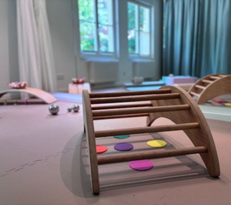 Montessori-Spielzeug für Babys auf dem Boden