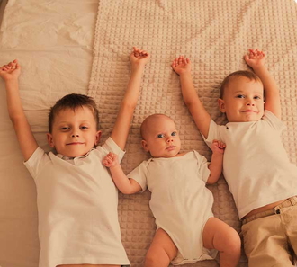 Baby Kind Arme hoch